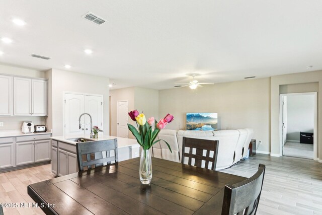 dining area featuring ceiling fan, light wood finished floors, recessed lighting, and baseboards