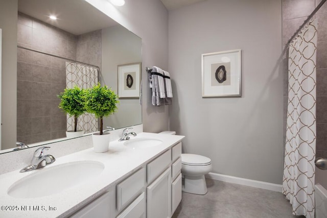 full bath featuring a shower with shower curtain, double vanity, toilet, finished concrete floors, and baseboards