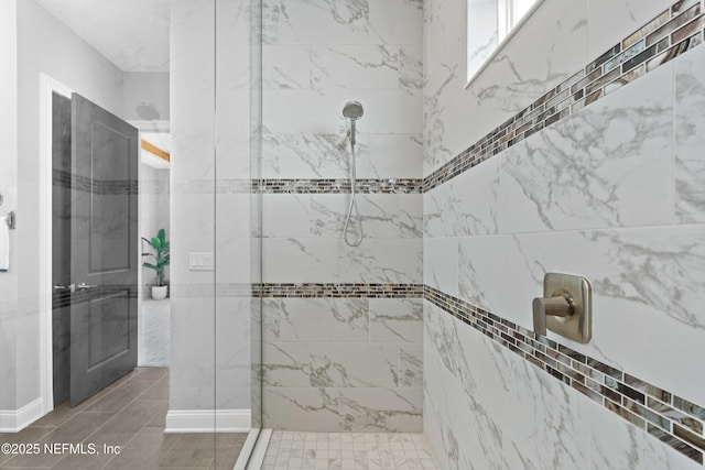 bathroom featuring a tile shower