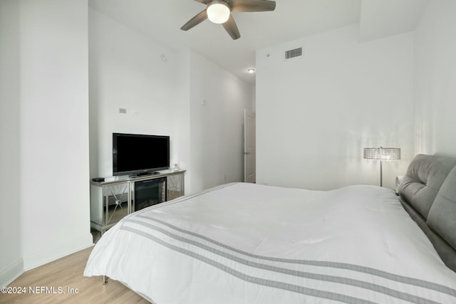bedroom featuring wood finished floors, baseboards, and a ceiling fan
