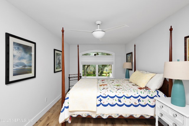 bedroom featuring light wood-style floors, baseboards, and a ceiling fan