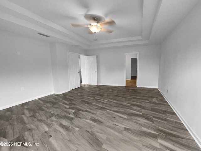 3124 Hidden Lake Cv, Middleburg, FL 32068 - spare room with a ceiling fan, a tray ceiling, and baseboards