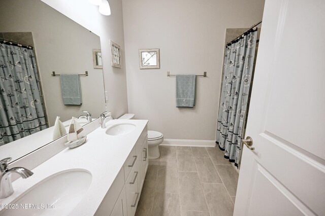 152 Cloverbrook Rd, Saint Johns, FL 32259 - full bath featuring toilet, baseboards, double vanity, and a shower with shower curtain