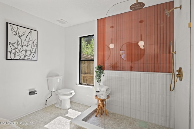 550 Robles Ln, Ponte Vedra Beach, FL 32082 - full bathroom with tiled shower, baseboards, and toilet