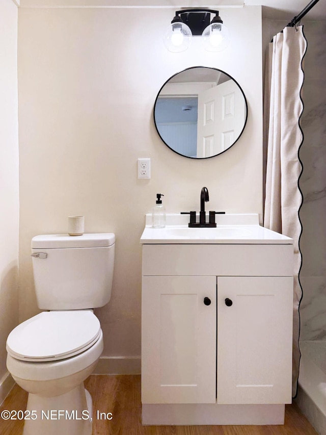 full bath featuring wood finished floors, vanity, toilet, baseboards, and a shower with curtain