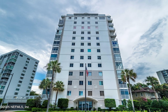view of apartment building / complex
