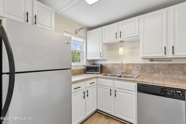 925 Tarpon Ave Unit 16, Fernandina Beach, FL 32034 - kitchen featuring appliances with stainless steel finishes, a sink, and white cabinets