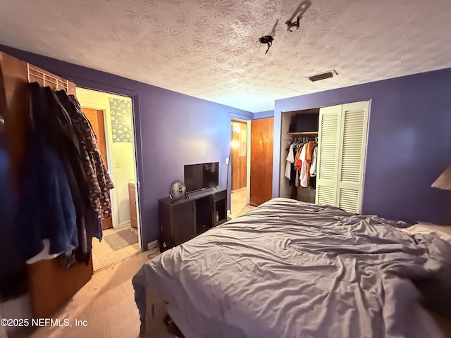 4507 Harbor View Dr, Jacksonville, FL 32208 - bedroom with a closet, connected bathroom, and a textured ceiling