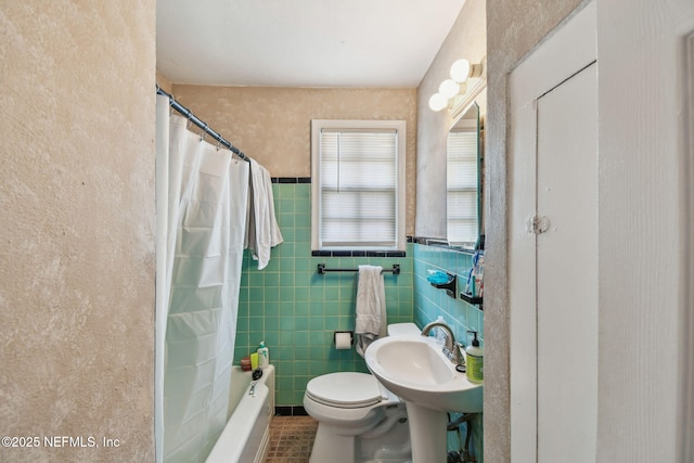 2660 Gale Ct, Jacksonville, FL 32204 - full bathroom featuring tile patterned floors, curtained shower, toilet, tile walls, and a sink