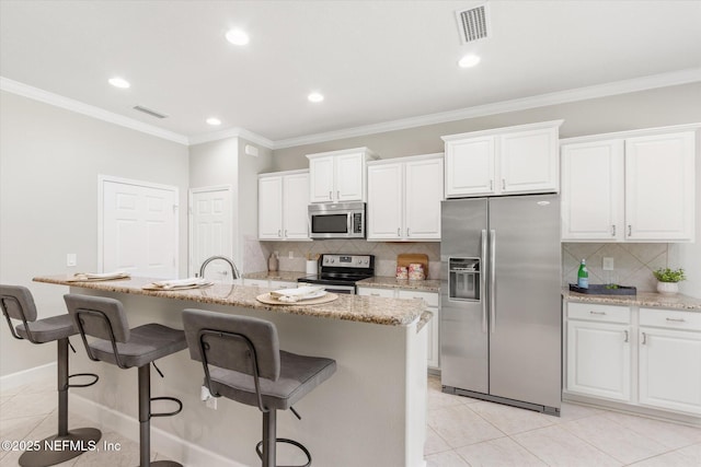 153 Hammocks Landing Dr, Ponte Vedra, FL 32081 - kitchen with stainless steel appliances, a kitchen bar, an island with sink, tasteful backsplash, and recessed lighting