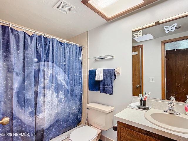 23063 SW Edgewater Blvd, Dunnellon, FL 34431 - bathroom with vanity, curtained shower, and toilet