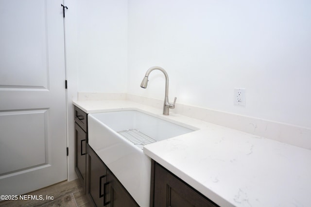 95121 N Ellis Landing Rd, Fernandina Beach, FL 32034 - kitchen featuring dark brown cabinetry, a sink, light countertops, and light wood-style floors