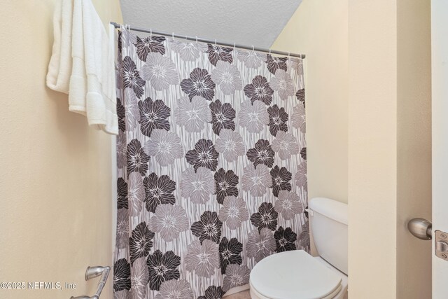 467 S Aberdeenshire Dr, Saint Johns, FL 32259 - full bath with toilet, a shower with curtain, and a textured ceiling