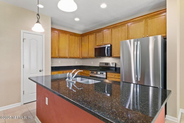 680 Briar View Dr, Orange Park, FL 32065 - kitchen featuring stainless steel appliances, a sink, baseboards, an island with sink, and pendant lighting