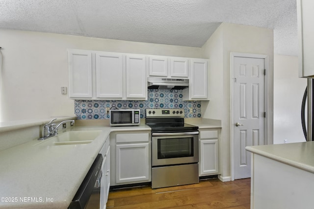 726 Calico Jack Way, Green Cove Springs, FL 32043 - kitchen featuring appliances with stainless steel finishes, under cabinet range hood, wood finished floors, a sink, and white cabinets