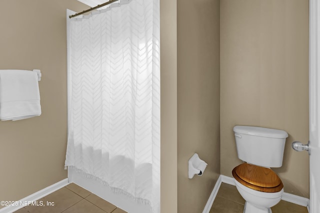 1695 Northglen Cir, Middleburg, FL 32068 - full bath with tile patterned flooring, toilet, baseboards, and curtained shower