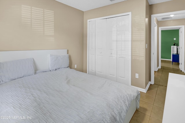 1695 Northglen Cir, Middleburg, FL 32068 - tiled bedroom with a closet and baseboards