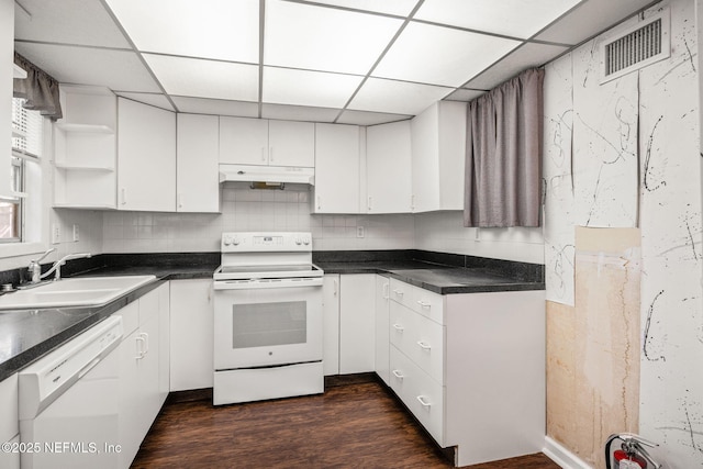 695 A1A N Unit 123, Ponte Vedra Beach, FL 32082 - kitchen featuring white appliances, under cabinet range hood, a sink, a paneled ceiling, and dark wood-style flooring