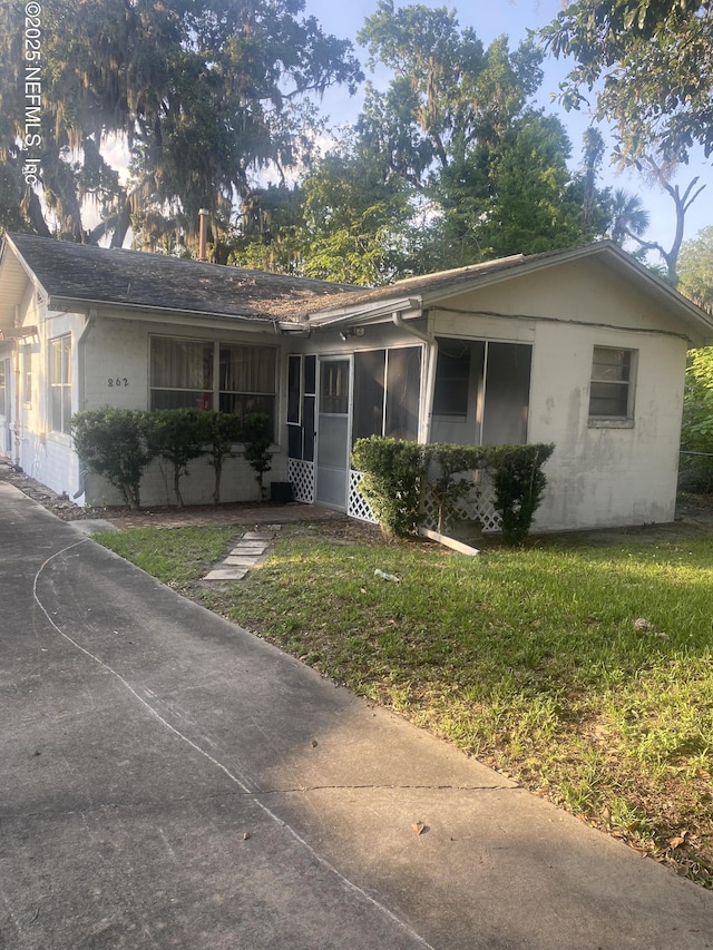862 N St, Daytona Beach, FL 32114 - single story home featuring a front yard and a sunroom