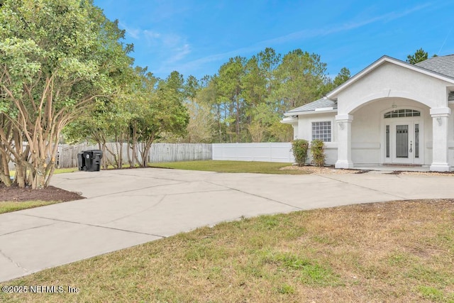 4833 Saddlehorn Trl, Middleburg, FL 32068 - view of side of home with stucco siding and concrete driveway