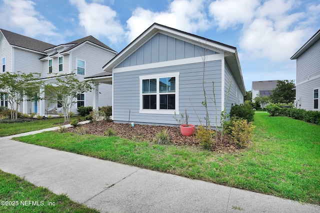 328 Clarys Run, Saint Augustine, FL 32092 - view of front facade featuring board and batten siding and a front yard