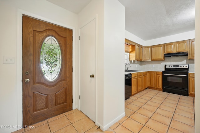 7704 Clover Ln, Keystone Heights, FL 32656 - entryway featuring light tile patterned floors and baseboards