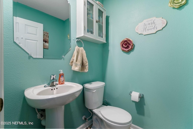 2522 Lantana Ln, Green Cove Springs, FL 32043 - half bathroom featuring toilet, baseboards, and a sink
