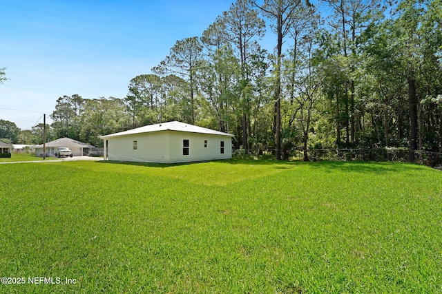 view of green lawn