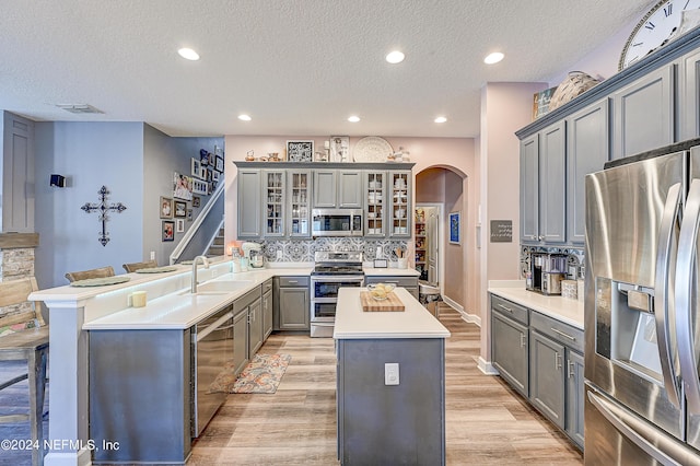 3051 Paddle Creek Dr, Green Cove Springs, FL 32043 - kitchen with appliances with stainless steel finishes, a sink, gray cabinetry, a textured ceiling, and recessed lighting