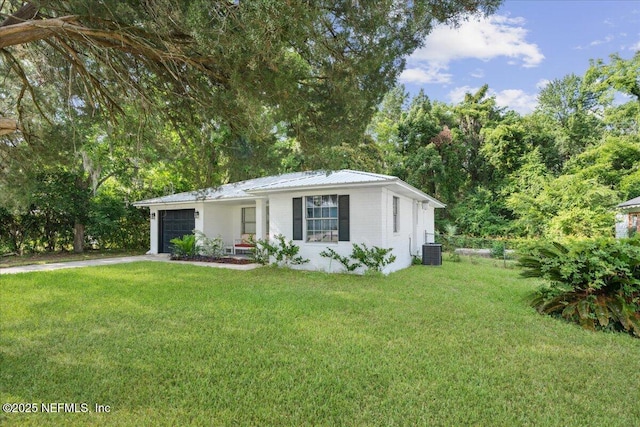 318 W Lafayette St, Starke, FL 32091 - ranch-style home featuring central air condition unit, a garage, a front yard, and driveway