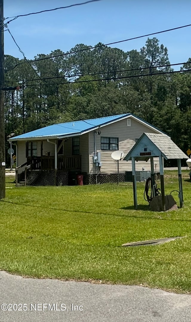 104 Palm Dr, Georgetown, FL 32139 - view of front facade with a front lawn