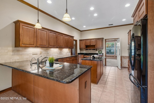 8127 Middle Fork Ln, Jacksonville, FL 32256 - kitchen featuring freestanding refrigerator, a sink, a peninsula, a center island, and ornamental molding