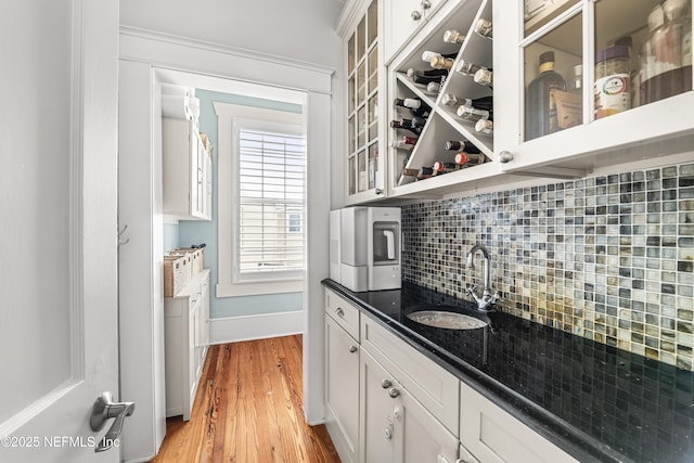 102 Palm Pl, Neptune Beach, FL 32266 - indoor wet bar with decorative backsplash, light wood-style floors, and baseboards