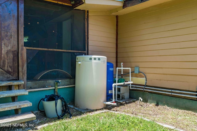 9160 Wild Rd, Jacksonville, FL 32220 - exterior view of a water pressure tank