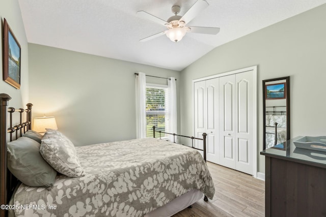32479 Willow Parke Cir, Fernandina Beach, FL 32034 - bedroom featuring vaulted ceiling, light wood-style floors, a closet, ceiling fan, and baseboards