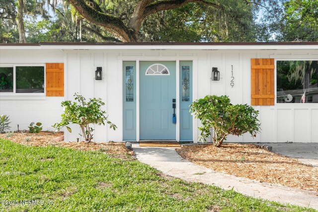 1129 Sebago Ave N, Jacksonville, FL 32233 - entrance to property featuring board and batten siding