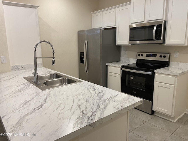 86768 Shortline Cir, Yulee, FL 32097 - kitchen with appliances with stainless steel finishes, a sink, a peninsula, and white cabinetry