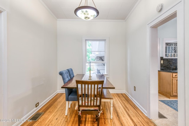 1643 Fishweir Creek Ln, Jacksonville, FL 32205 - dining space featuring crown molding, light wood-style flooring, and baseboards