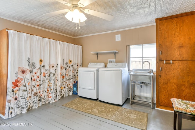 1643 Fishweir Creek Ln, Jacksonville, FL 32205 - washroom with washing machine and dryer, a ceiling fan, ornamental molding, and wood finished floors