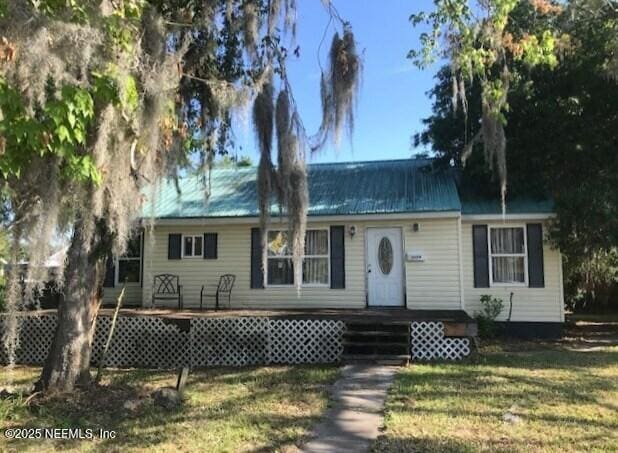 2404 Crill Ave, Palatka, FL 32177 - view of front facade featuring a front lawn and metal roof