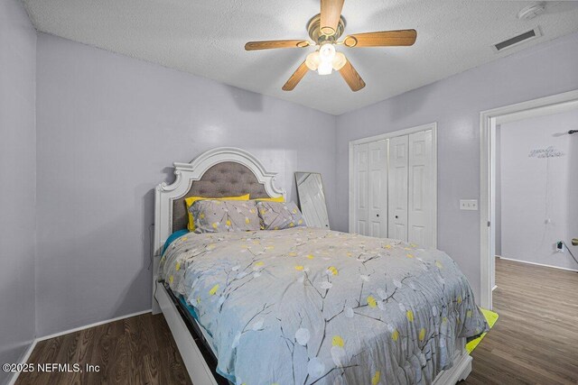 734 N Walnut St, Starke, FL 32091 - bedroom with wood finished floors, a closet, baseboards, a textured ceiling, and a ceiling fan