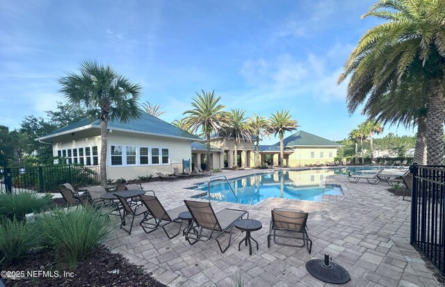 510 Broomsedge Cir, Saint Augustine, FL 32095 - community pool with a patio