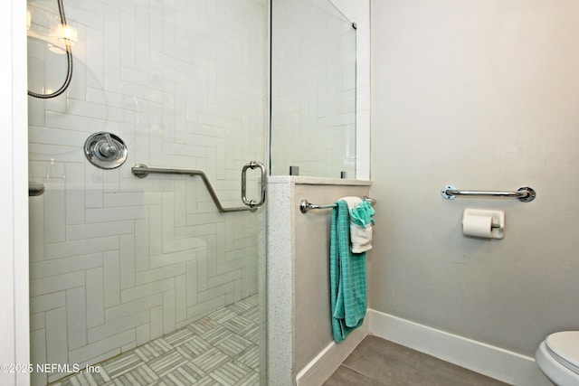 2105 Sandpiper Ct, Ponte Vedra Beach, FL 32082 - full bath featuring a stall shower, toilet, and baseboards