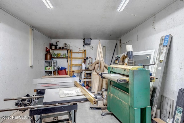 7041 Catlett Rd, Saint Augustine, FL 32095 - garage featuring a textured wall and a workshop area