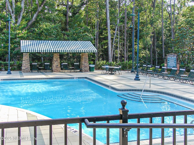 2579 Woodgrove Rd, Fleming Island, FL 32003 - community pool with a patio area