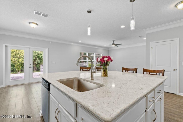 356 Heron Landing Rd, Saint Johns, FL 32259 - kitchen featuring a sink, dishwasher, light wood finished floors, decorative light fixtures, and ceiling fan