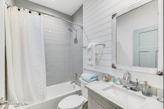 66 Oneida St, Saint Augustine, FL 32084 - bathroom featuring shower / tub combo, toilet, and vanity