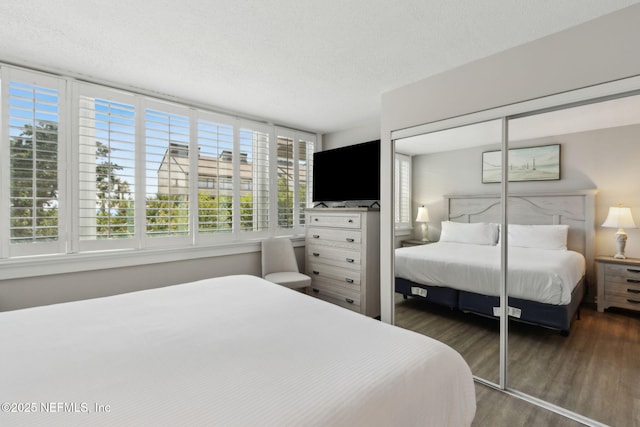 1165 Beach Walker Rd, Fernandina Beach, FL 32034 - bedroom featuring wood finished floors, a textured ceiling, and a closet