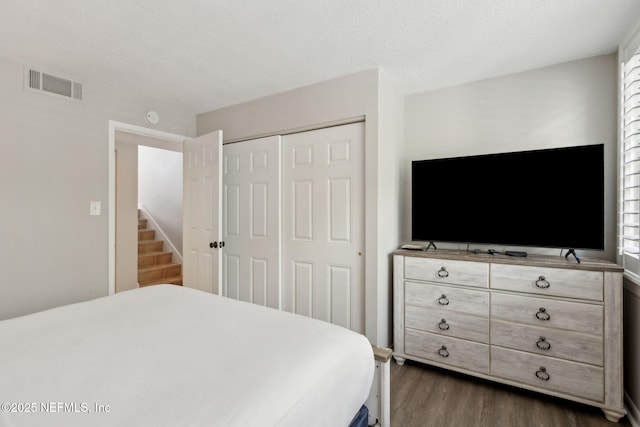 1165 Beach Walker Rd, Fernandina Beach, FL 32034 - bedroom featuring dark wood finished floors, a closet, and a textured ceiling