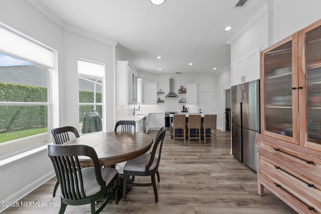 6547 Burnham Cir, Ponte Vedra Beach, FL 32082 - dining area with ornamental molding, recessed lighting, light wood finished floors, and baseboards